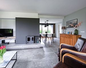 Open living space in Orchismient 20, vacation home De Koog, Texel, with TV corner and access to dining room.