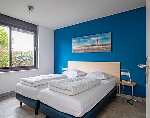 Bedroom in Orchismient 20, vacation home De Koog, Texel, with double bed and view of nature.