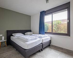 Second bedroom in Orchismient 20, De Koog, Texel, vacation home with comfortable beds and large windows.