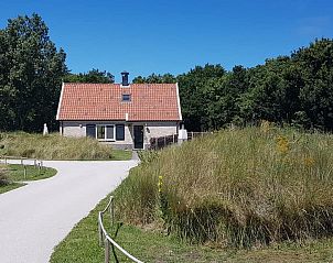 Duinrand Ferienvillen Typ 1 in De Koog Texel mit Auffahrt und Dnenlandschaft.