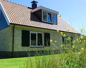 Seitenansicht von Duinrand Holiday Villas Typ 1 in De Koog Texel mit blhendem Garten.
