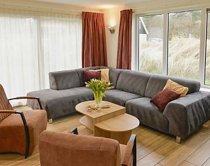 Gemtliches Wohnzimmer von Duinrand Holiday Villas Typ 1 in De Koog Texel mit Sitzecke.