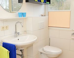 Modernes Badezimmer in Duinrand Holiday Villas Typ 1 in De Koog Texel mit Waschbecken und Toilette.