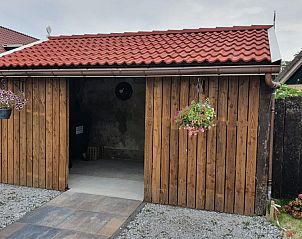 Holzschuppen bei Duinrand Holiday Villas Typ 1 in De Koog Texel mit Blumen.