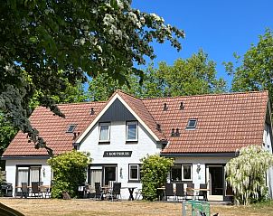 Springtij Estate - Koetshuis 1 in De Koog, Texel with charming exterior and green surroundings.