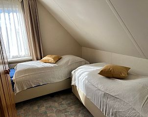 Bedroom with two single beds in Landgoed Springtij - Koetshuis 1, Texel.
