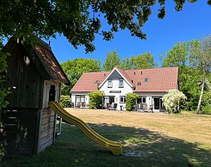 Play area with slide at Landgoed Springtij - Koetshuis 1, vacation accommodation in De Koog, Texel.