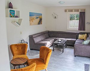 Gezellige woonkamer van 't Langebosch in Dennenbos, Texel met comfortabele zitbanken.