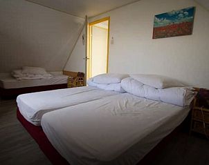 Ruime slaapkamer in 't Langebosch, Dennenbos, Texel met comfortabele bedden.