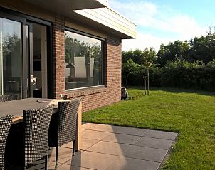 Terras van Park Verste Coogh bungalow in De Koog, Texel met uitzicht op groene tuin.