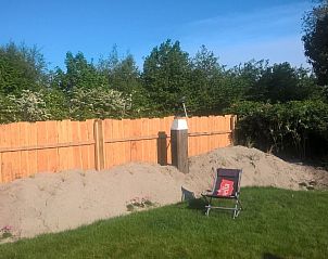 Zonnige tuin van Park Verste Coogh bungalow in De Koog, Texel met comfortabele ligstoel.