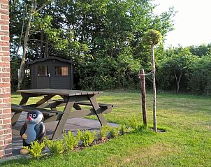 Picknicktafel en speelse decoratie bij Park Verste Coogh vakantiehuis in De Koog, Texel.
