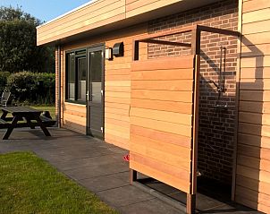 Buitendouche naast Park Verste Coogh bungalow in De Koog, Texel voor verfrissing in de tuin.