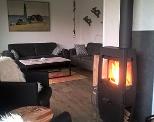 Gezellige woonkamer met open haard in Park Verste Coogh vakantiehuis in De Koog, Texel.