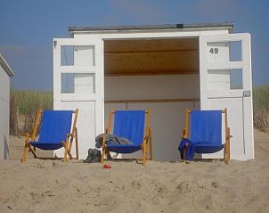 Strandhuisje met stoelen bij Park Verste Coogh in De Koog, Texel voor een dagje aan zee.