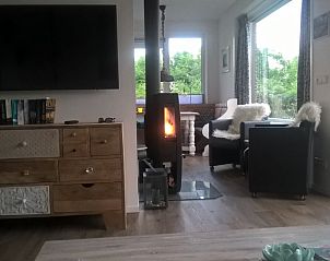 Moderne woonkamer met houtkachel in Park Verste Coogh bungalow in De Koog, Texel.
