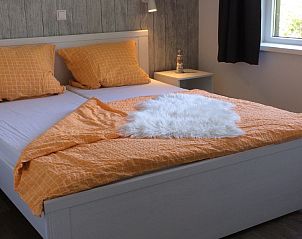 Comfortabele slaapkamer in Park Verste Coogh vakantiehuis in De Koog, Texel met warme inrichting.
