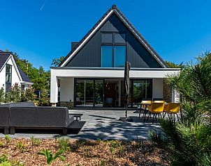 Vacation cottage in Den Burg, Texel, with sunny terrace and dining area.