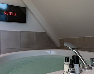 Round Jacuzzi in Holiday cottage in Den Burg, Texel, with clear water.