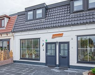 Auenansicht der Ferienunterkunft Schoonoord in Den Burg, Texel, mit moderner Optik und groen Fenstern.