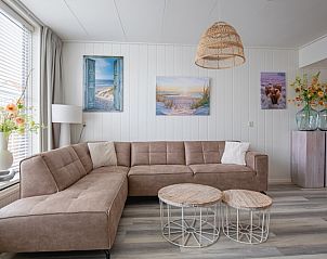 Gemtliches Wohnzimmer des Ferienhauses Schoonoord in Den Burg, Texel, mit bequemem Sofa und stimmungsvoller Dekoration.