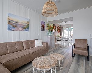 Indoor-Ferienhaus Schoonoord in Den Burg, Texel, mit stilvoller Einrichtung und hellem Wohnzimmer.