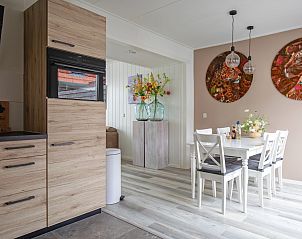 Offene Kche und Essbereich des Ferienhauses Schoonoord in Den Burg, Texel, mit stilvoller Einrichtung.