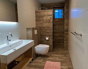 Modern bathroom with walk-in shower in Hoeve Consensus Texel vacation home, Den Burg