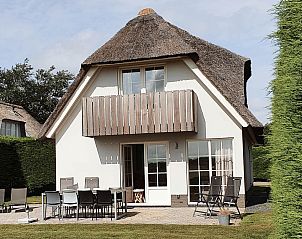 Waddenduyn vacation home in Den Burg, Texel with thatched roof and spacious garden.