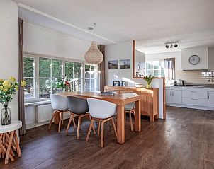 Modern dining room in Waddenduyn vacation home, Den Burg, Texel with wooden table.