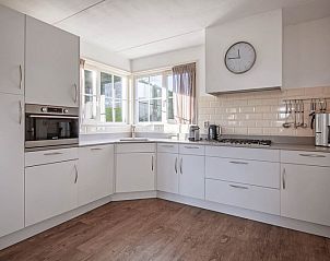 Stylish kitchen in Waddenduyn vacation home, Den Burg, Texel with modern appliances.