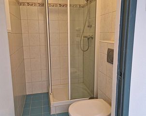 Badezimmer mit Dusche im Ferienhaus Kogerstraat, Den Burg, Texel. Praktisch und sauber fr einen erfrischenden Start in den Tag.