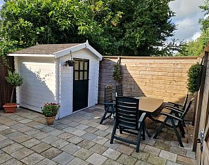 Sonnige Terrasse mit Gartenmbeln im Ferienhaus Kogerstraat, Den Burg, Texel. Genieen Sie die Natur auf den Watteninseln.