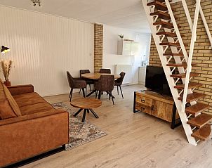 Offenes Wohnzimmer mit Treppe im Ferienhaus Kogerstraat, Den Burg, Texel. Raum fr Entspannung und Gemtlichkeit auf Texel.