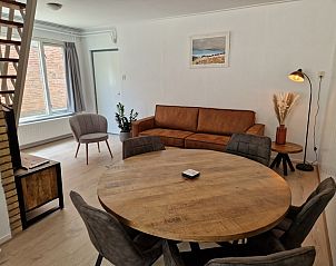 Stilvolle Ess- und Sitzecke im Ferienhaus Kogerstraat, Den Burg, Texel. Perfekt fr Familientreffen auf den Watteninseln.