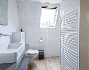 Stylish bathroom in Cottage in Den Burg, Texel, vacation home with modern amenities.