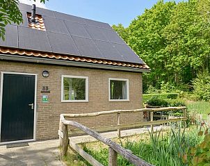 Vakantiehuis Huisje in Den Burg, Texel met zonnepanelen, omgeven door groene natuur van de Waddeneilanden.