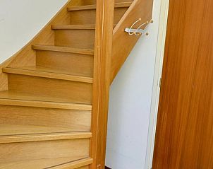 Houten trap in vakantiehuis Huisje in Den Burg, Texel, comfortabele toegang tot de bovenverdieping.