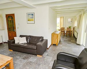 Ruime woonkamer in Huisje in Den Burg, Texel, vakantiehuis met comfortabele zithoek en veel daglicht.