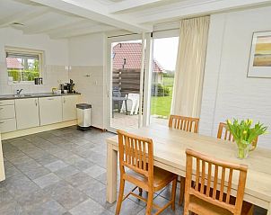 Eetkamer en keuken in Huisje in Den Burg, Texel, vakantiehuis met toegang tot de tuin en terras.