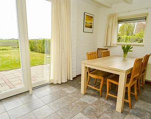Eettafel met uitzicht op de tuin in Huisje in Den Burg, Texel, vakantiehuis op de Waddeneilanden.