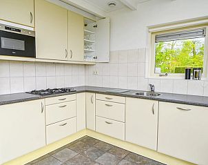 Moderne keuken in Huisje in Den Burg, Texel vakantiehuis, volledig uitgerust voor een comfortabel verblijf.