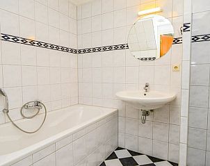 Badkamer met bad in Huisje in Den Burg, Texel, vakantiehuis met moderne faciliteiten op de Waddeneilanden.