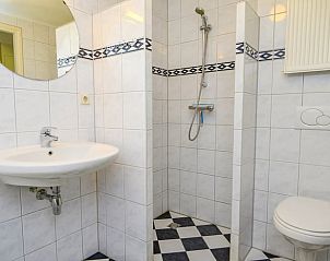 Douche en wastafel in Huisje in Den Burg, Texel, vakantieaccommodatie met moderne badkamer.