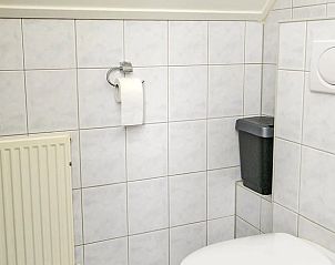 Toilet in Huisje in Den Burg, Texel, vakantiehuis met nette en moderne sanitaire voorzieningen.
