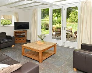 Gezellige woonkamer in Huisje in Den Burg, Texel, vakantiehuis met toegang tot terras en tuin.