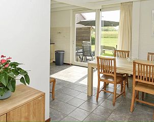 Eetkamer met tuinzicht in Huisje in Den Burg, Texel, vakantiehuis met lichte en ruime eetruimte.