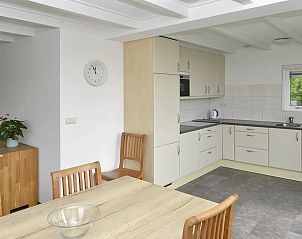 Keuken en eetkamer in Huisje in Den Burg, Texel, vakantieaccommodatie met moderne faciliteiten.