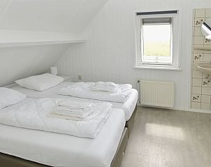 Slaapkamer met twee bedden in Huisje in Den Burg, Texel, vakantiehuis met comfortabel interieur.