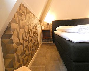 Slaapkamer met uniek behang in NH196 vakantiehuis, Texel.